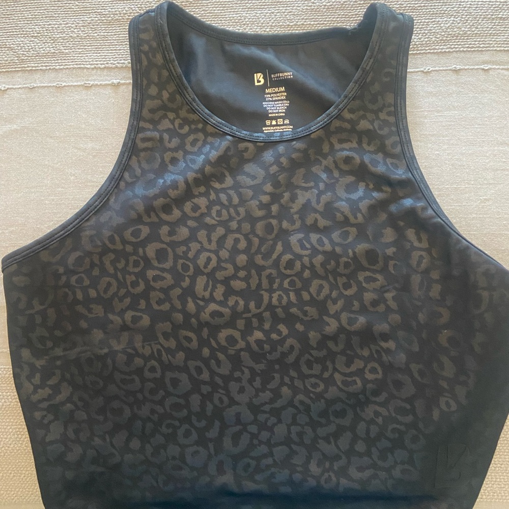 BuffBunny Aurora crop in black leopard